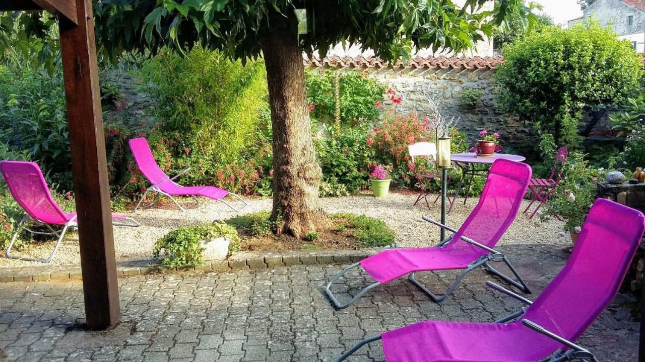 L' Esterlanges Suite Famille 2 Chambres 4 Personnes Proche Puydufou Saint-Vincent-Sterlanges エクステリア 写真
